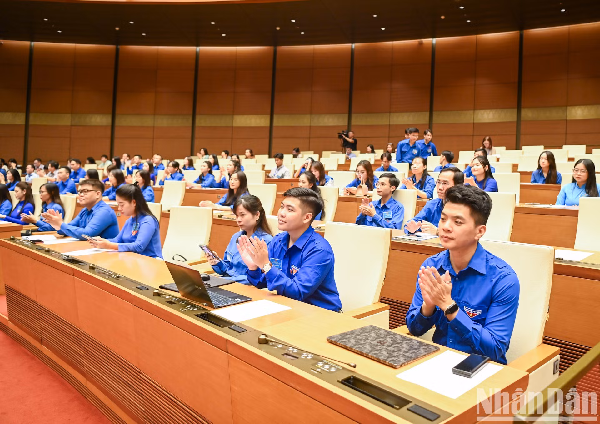 Miembros de la Unión de Jóvenes Comunistas Ho Chi Minh en la sesión.