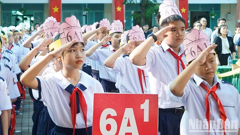 Durante el acto de saludo a la bandera en la escuela secundaria de Le Thanh Cong. Durante el acto de saludo a la bandera en la escuela secundaria de Le Thanh Cong.
