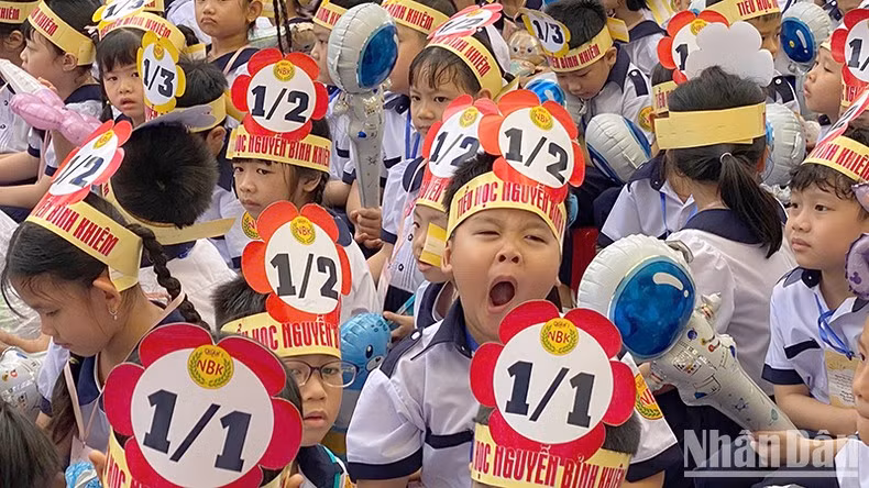 Los alumnos de primer grado reaccionan al nuevo entorno con una mezcla de emociones. Fotos capturadas en la escuela primaria de Nguyen Binh Khiem, en Ciudad Ho Chi Minh. Los alumnos de primer grado reaccionan al nuevo entorno con una mezcla de emociones. Fotos capturadas en la escuela primaria de Nguyen Binh Khiem, en Ciudad Ho Chi Minh.