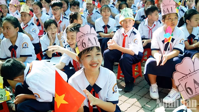 Atmósfera de regocijo entre los maestros y estudiantes de la escuela secundaria de Le Thanh Cong, en la sureña Ciudad Ho Chi Minh. Atmósfera de regocijo entre los maestros y estudiantes de la escuela secundaria de Le Thanh Cong, en la sureña Ciudad Ho Chi Minh.