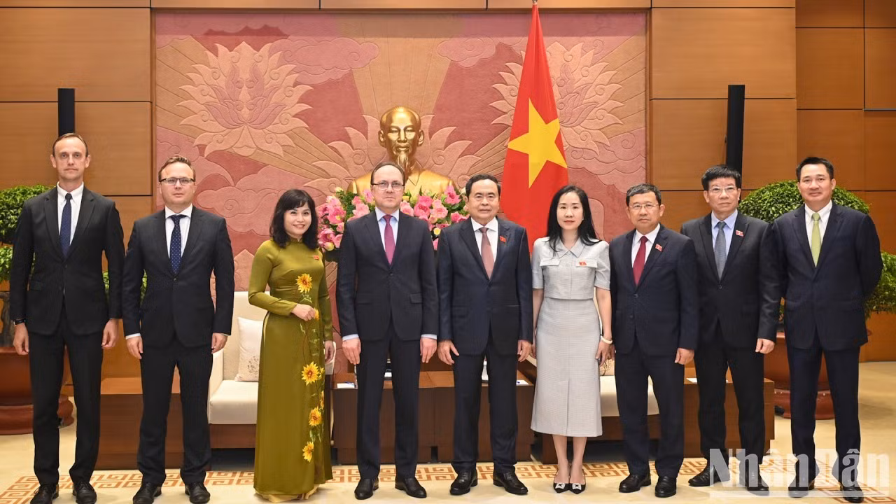 El presidente de la Asamblea Nacional vietnamita, Tran Thanh Man, el embajador de Rusia, Gennady Bezdetko, y los delegados de ambos países toman una foto de recuerdo.