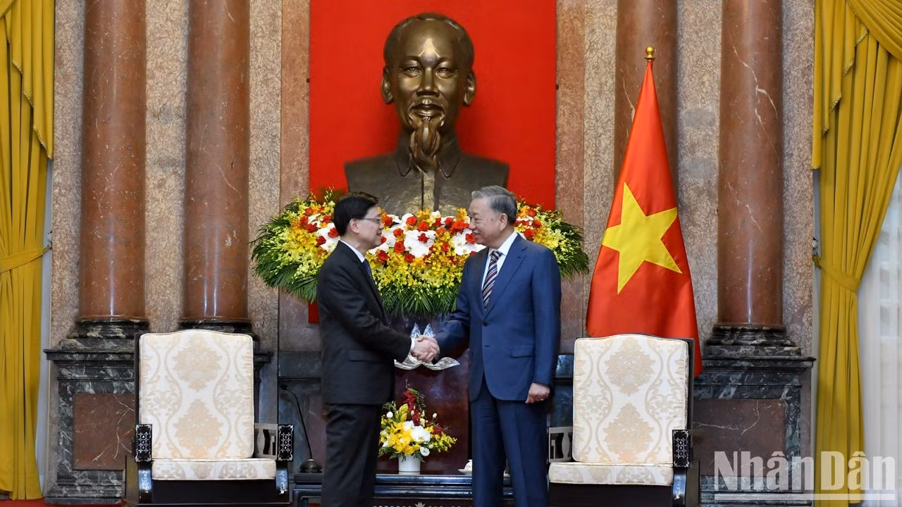 El presidente vietnamita, To Lam, y el jefe ejecutivode la Región Administrativa Especial de Hong Kong (China), Lee Ka-chiu, en el Palacio Presidencial. El presidente vietnamita, To Lam, y el jefe ejecutivode la Región Administrativa Especial de Hong Kong (China), Lee Ka-chiu, en el Palacio Presidencial.