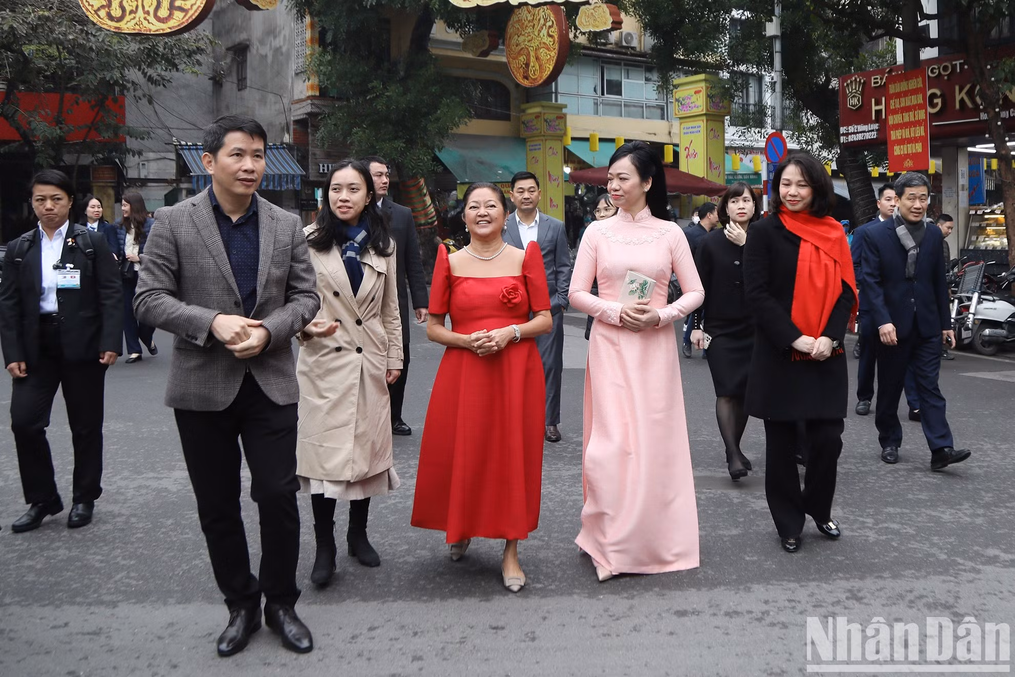 Formado a principios del siglo XX, el mercado de flores de Hang Luoc es uno de los lugares que muestra la belleza cultural de la capital vietnamita. También constituye un destino para que ciudadanos y turistas disfruten de la primavera y el ambiente de las próximas vacaciones del Tet.