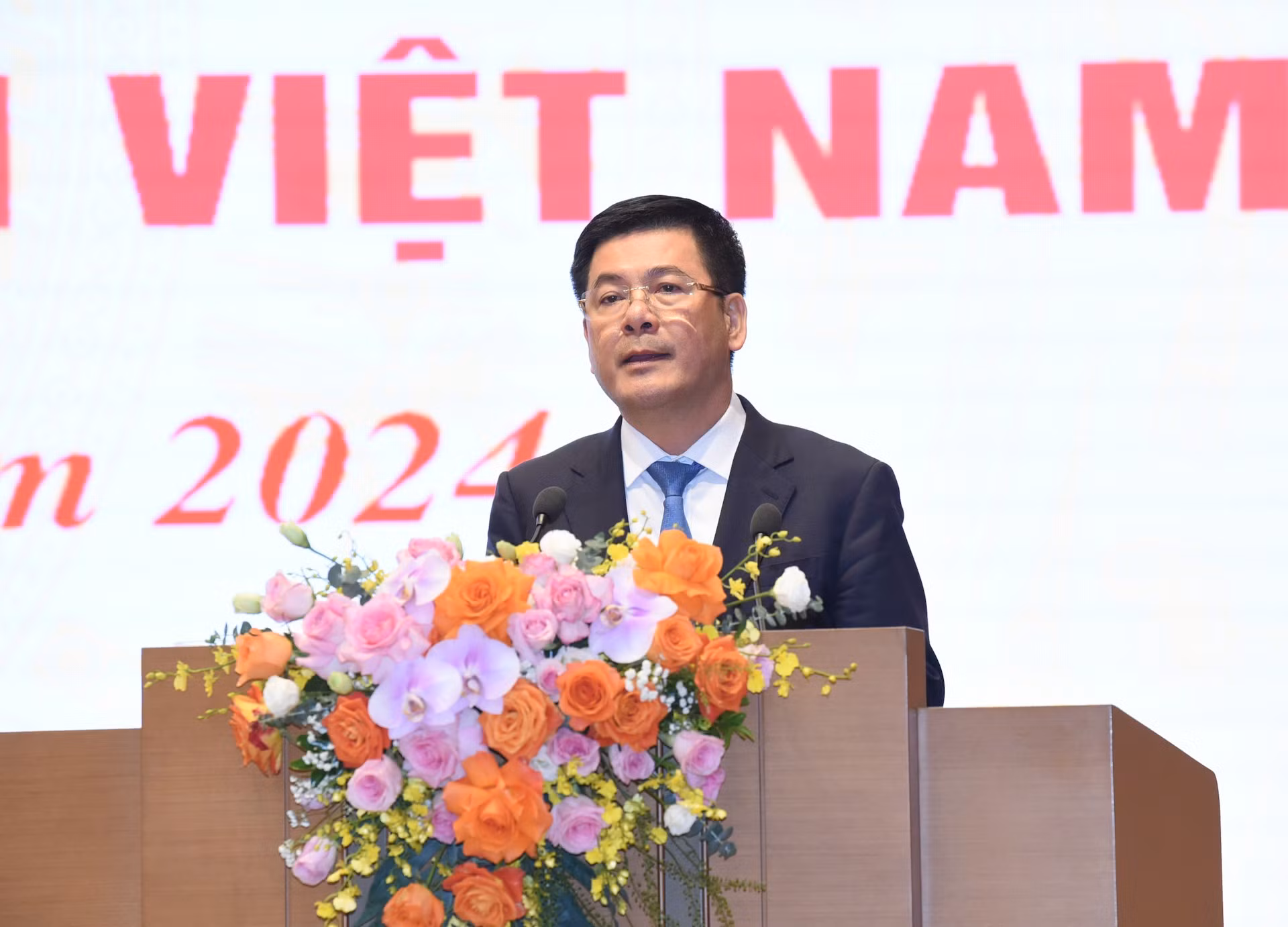 El ministro de Industria y Comercio, Nguyen Hong Dien, habla sobre cómo ayudar a la sociedad a tener una visión más amigable y tratar de manera más justa a las empresas vietnamitas, especialmente a las pequeñas y medianas, en comparación con las de IED.