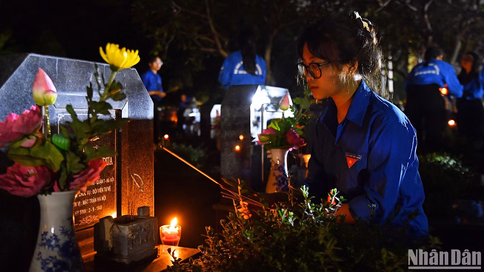 Jóvenes hanoyenses encienden velas en tributo a los mártires