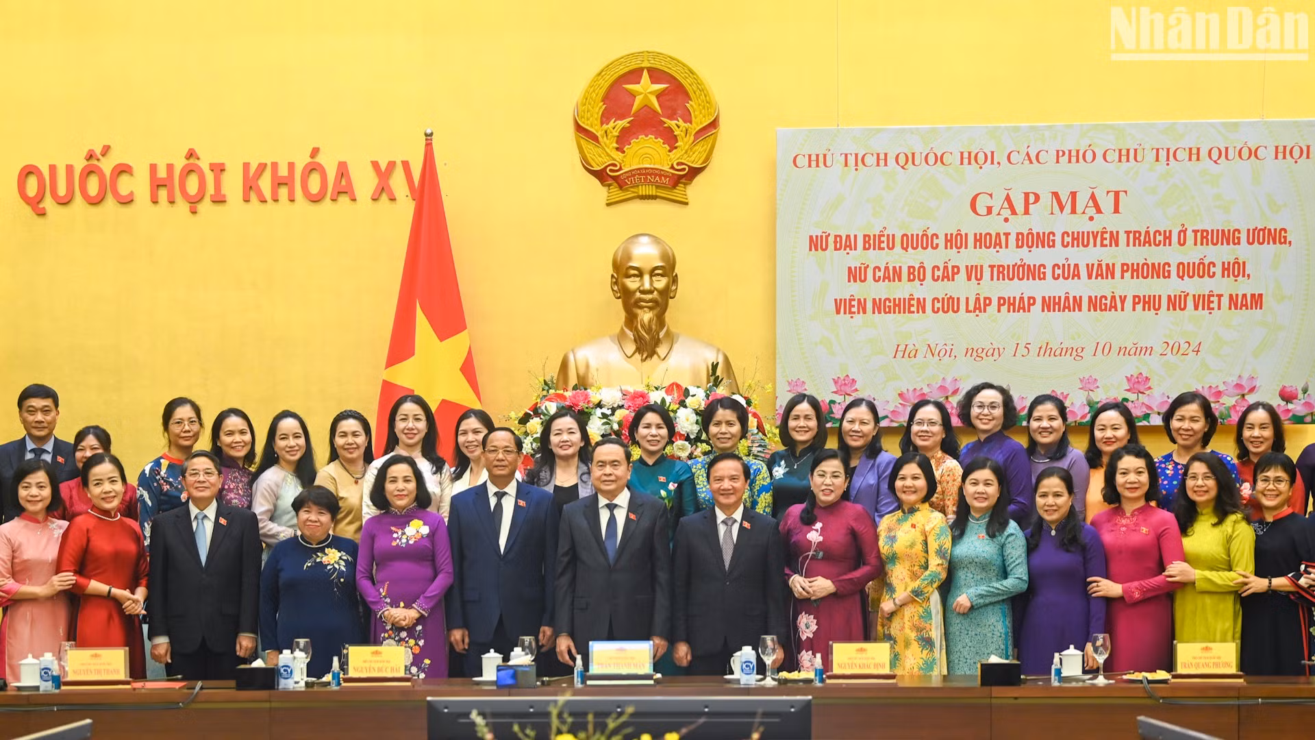 [Foto] Máximo dirigente legislativo vietnamita se reúne con delegadas de tiempo completo de Asamblea Nacional 