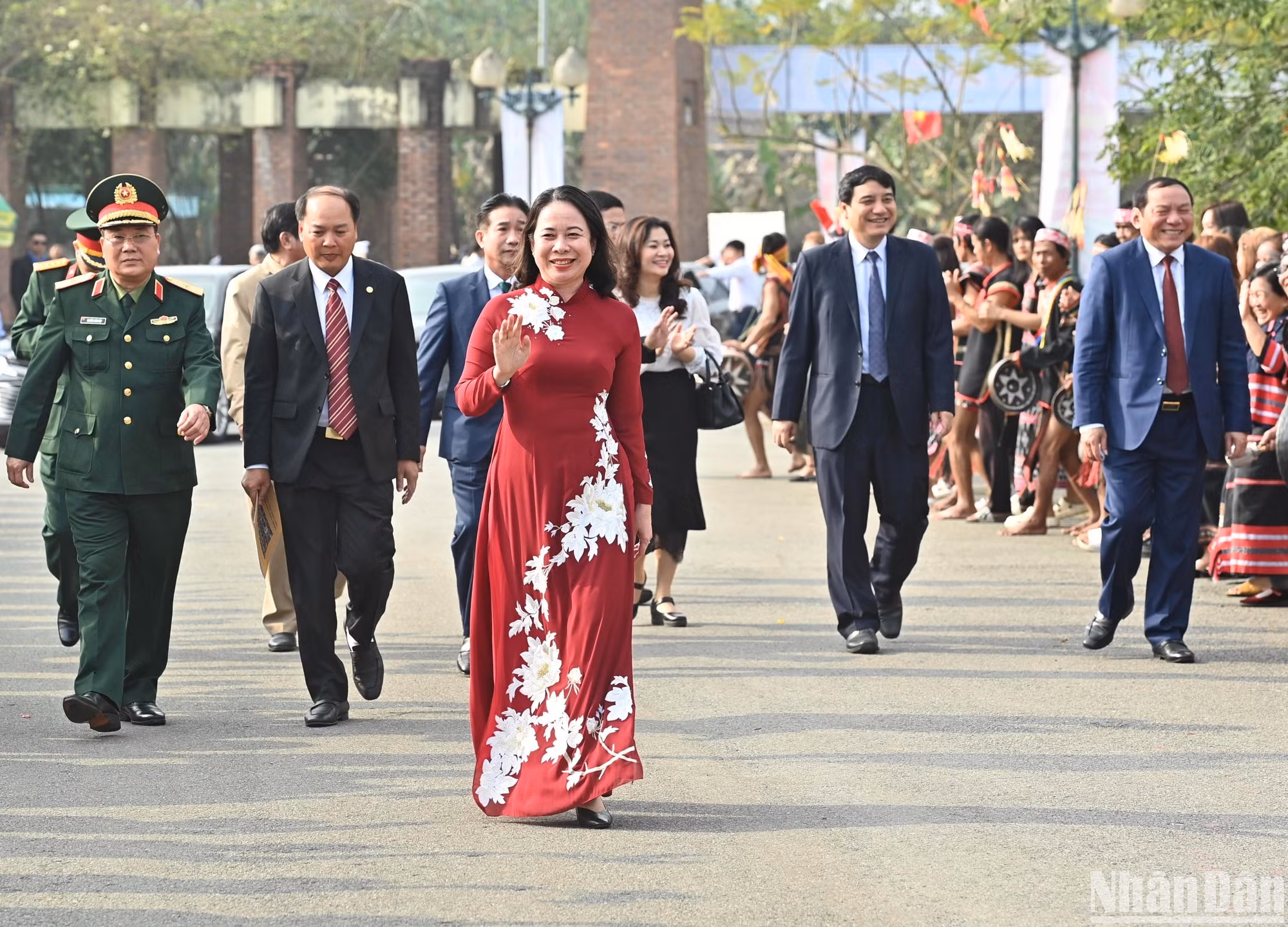[Foto] Presidenta interina vietnamita asiste a festival de colores primaverales 
