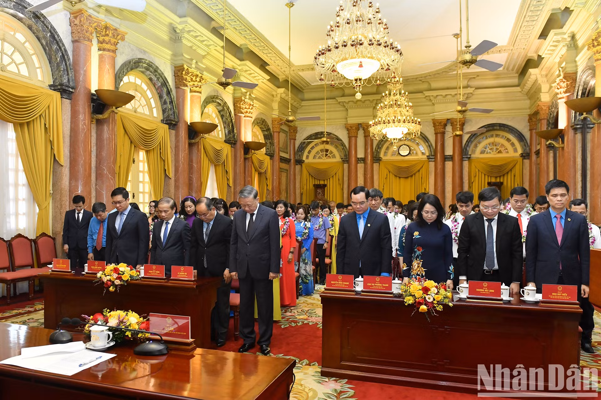 To Lam y los delegados guardan un minuto de silencio en memoria del secretario general Nguyen Phu Trong. To Lam y los delegados guardan un minuto de silencio en memoria del secretario general Nguyen Phu Trong.