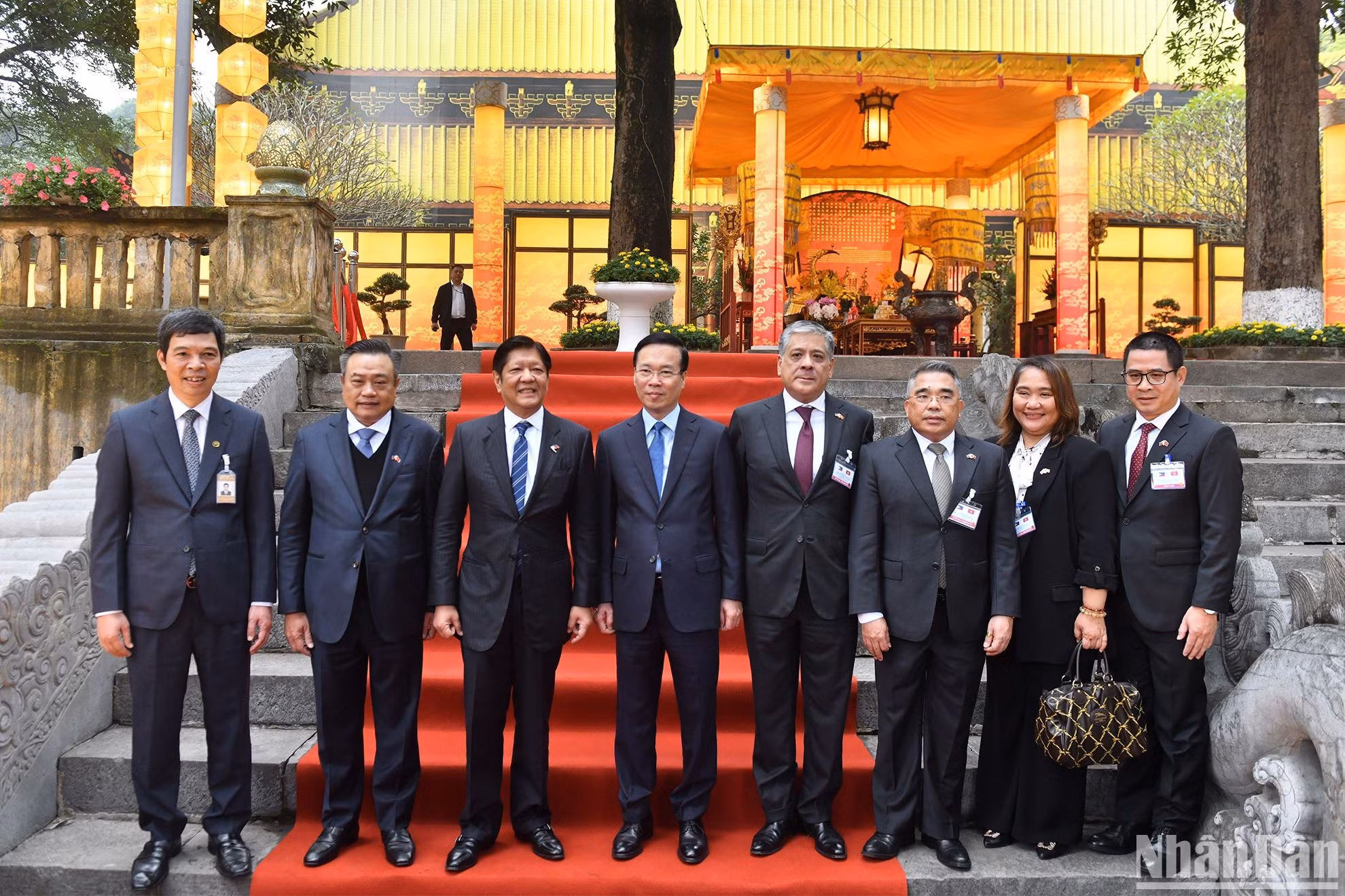 Los dos dirigentes y los delegados en el Palacio de Kinh Thien.