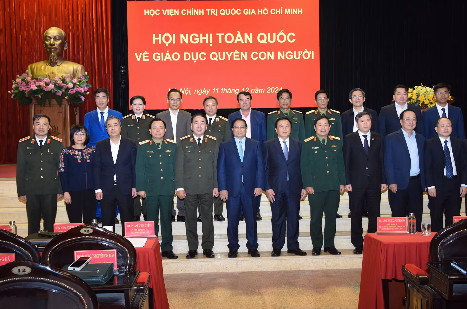 El primer ministro vietnamita, Pham Minh Chinh, y los delegados. El primer ministro vietnamita, Pham Minh Chinh, y los delegados.