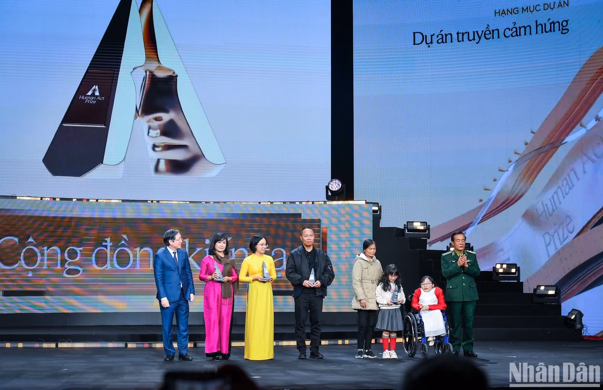 El teniente general Le Duc Thai, de alto mando de la Guardia Fronteriza y Luong Quoc Doan, presidente de la Unión de Agricultores de Vietnam entregan el premio al Proyecto Inspirador.
