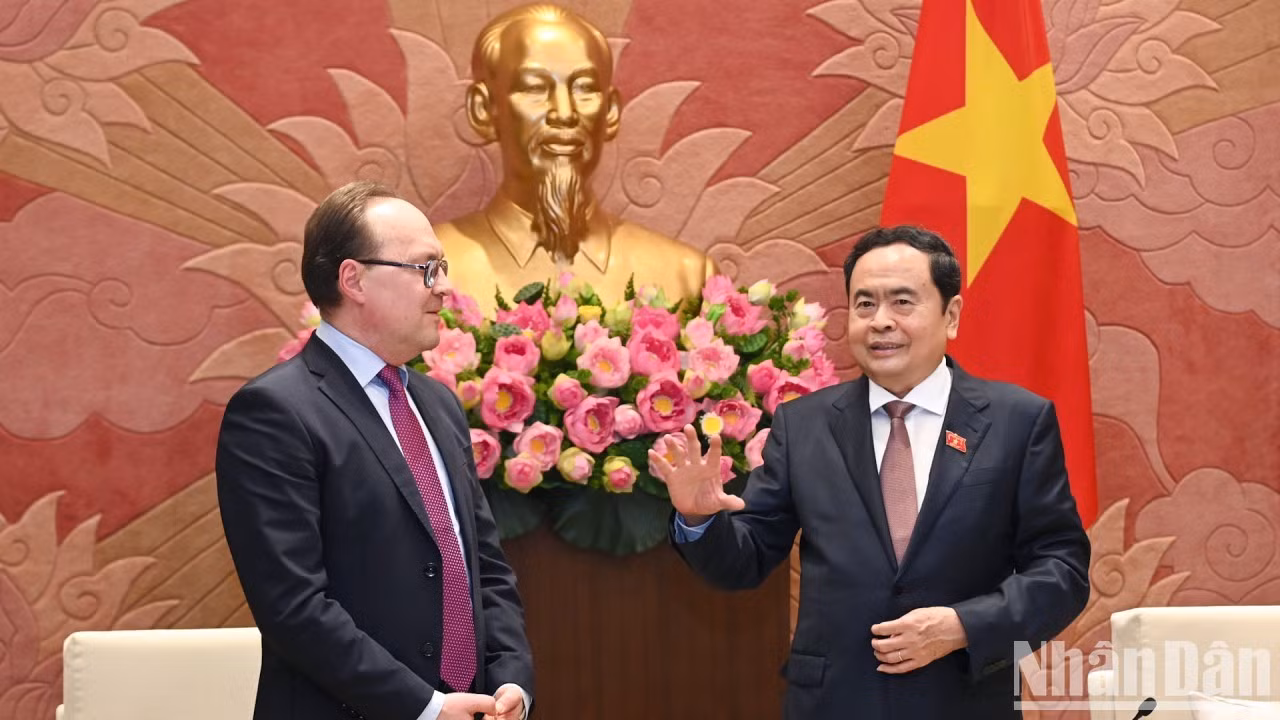El máximo dirigente legislativo vietnamita y el embajador ruso Gennady Bezdetko.