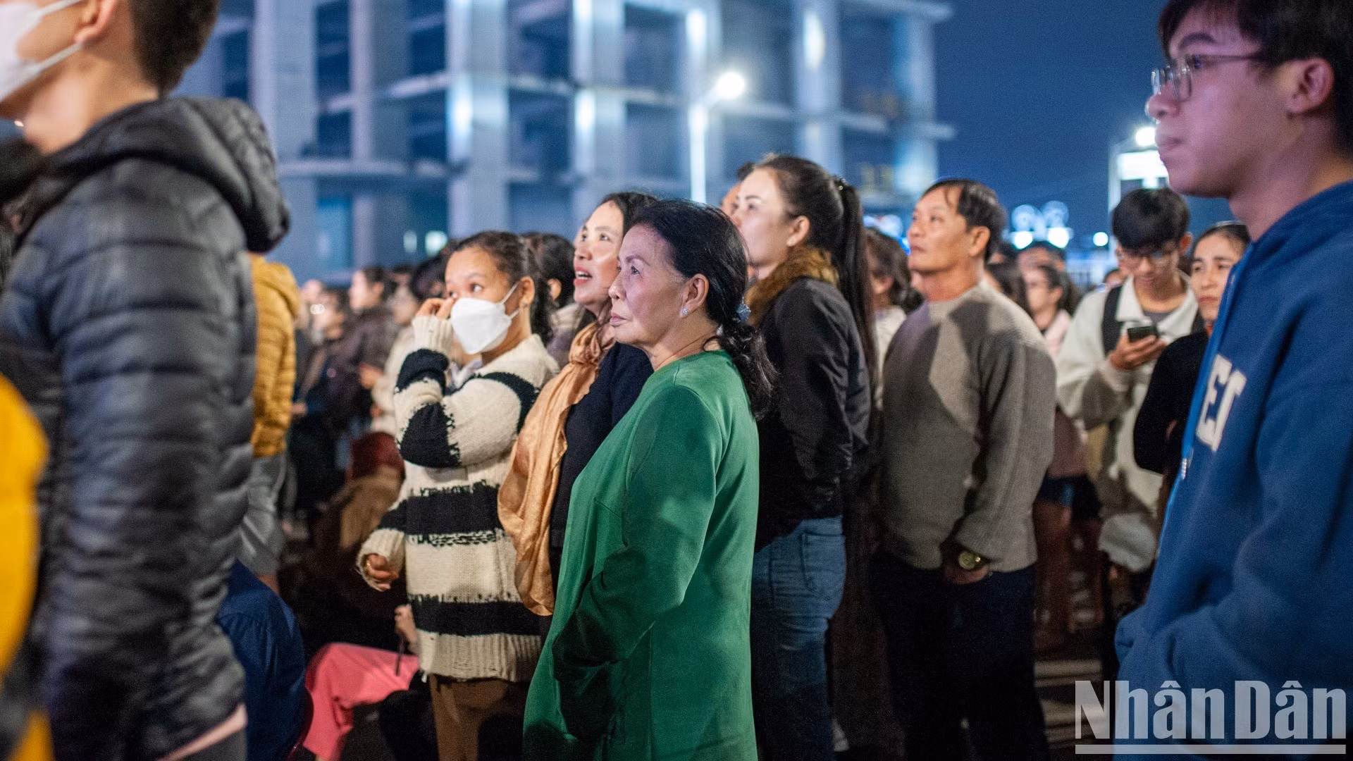 Los habitantes de Da Nang dan la bienvenida al año 2025 con mucha emoción.