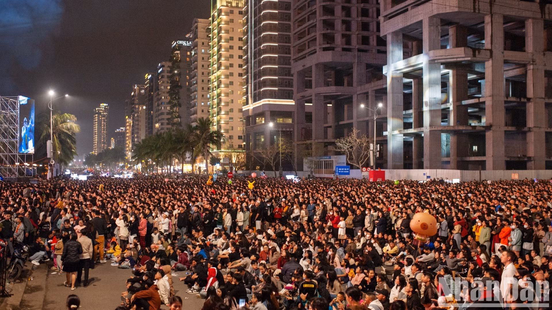 [Foto] "Mar de gente" da la bienvenida al Año Nuevo 2025 en ciudad vietnamita de Da Nang 