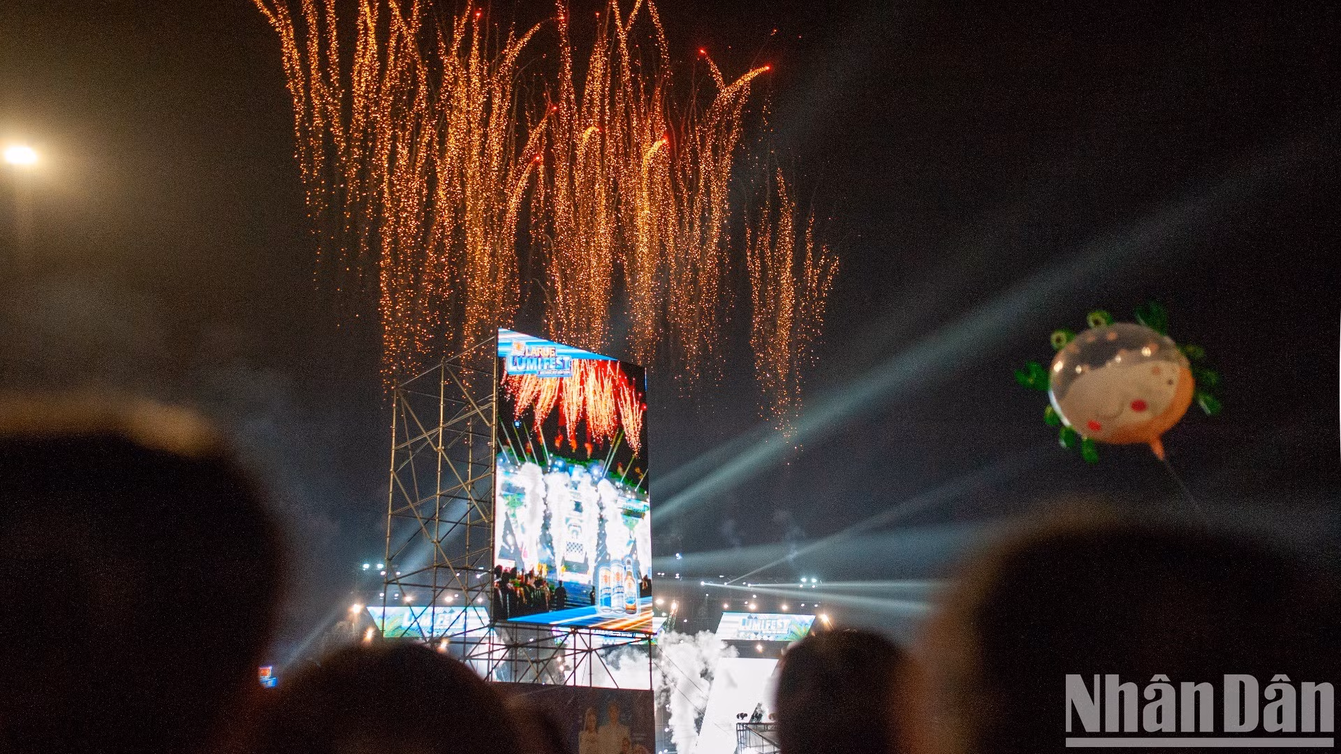 Los fuegos artificiales dan la bienvenida al Año Nuevo tras la cuenta regresiva.