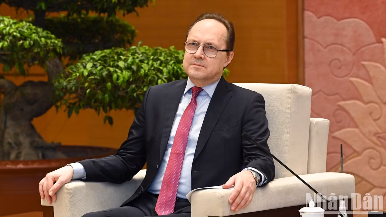 El embajador de Moscú en Hanói, Gennady Bezdetko.