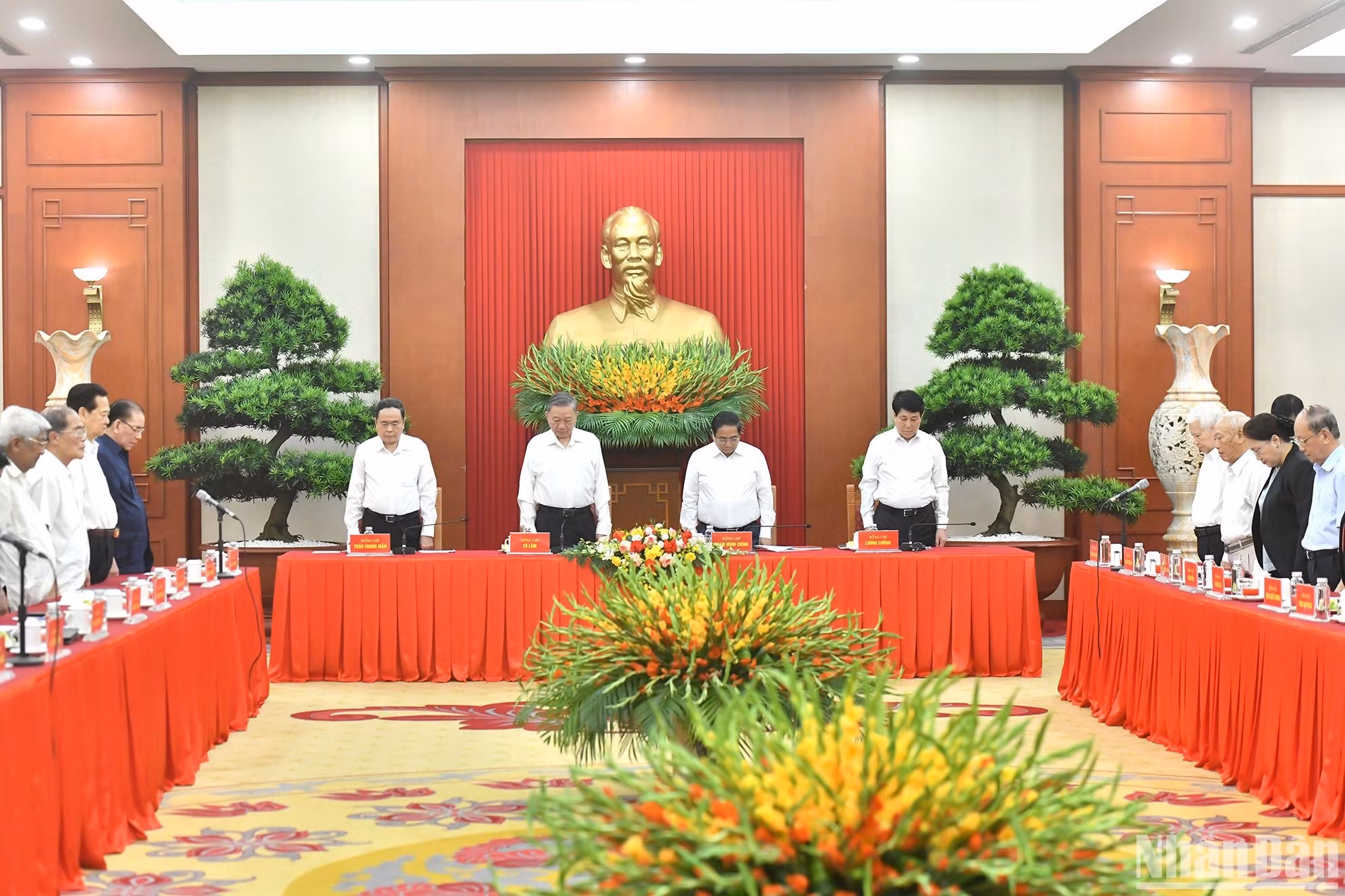 To Lam y los delegados guardan un minuto de silencio en memoria del extinto líder partidista Nguyen Phu Trong. To Lam y los delegados guardan un minuto de silencio en memoria del extinto líder partidista Nguyen Phu Trong.