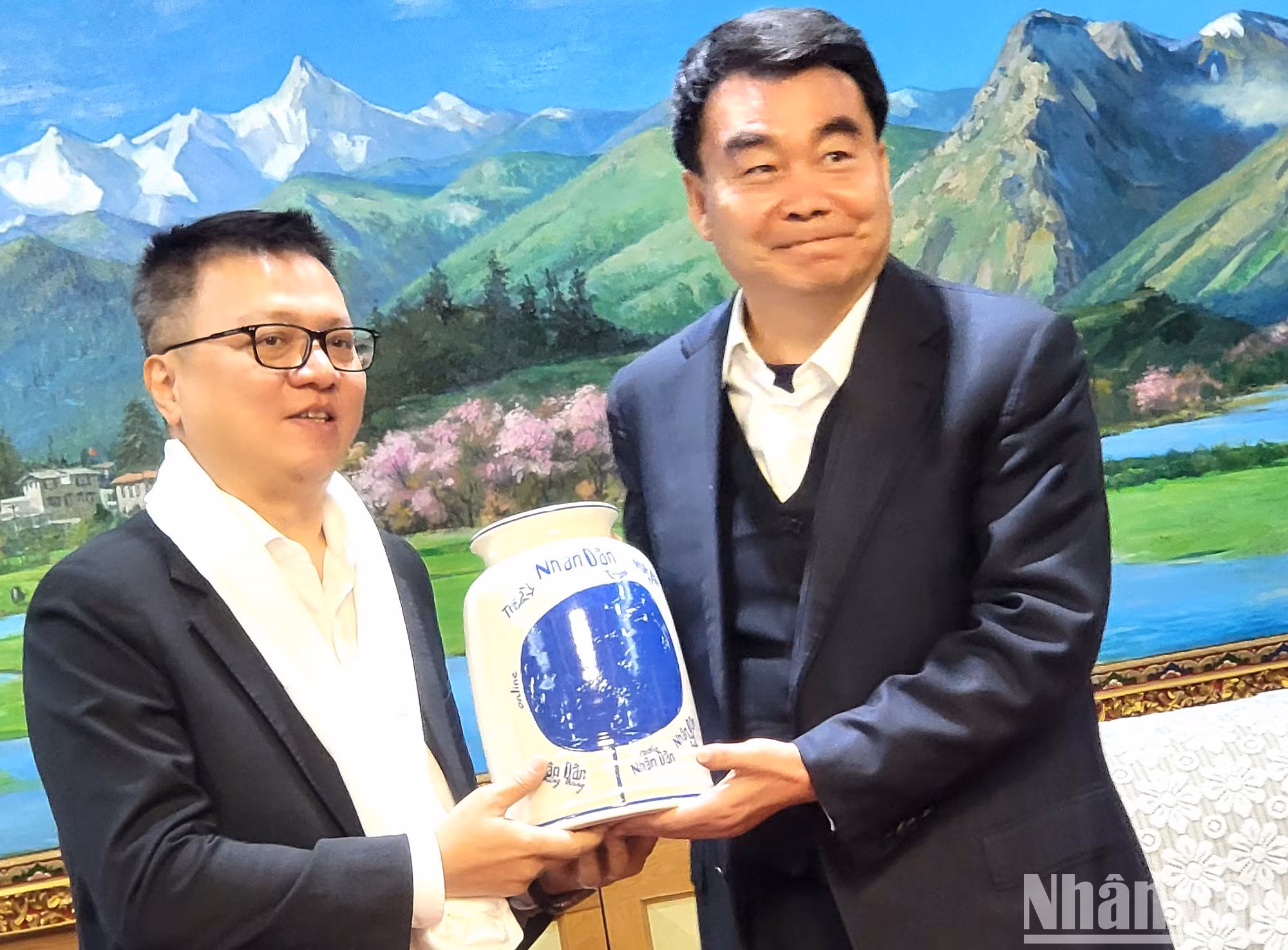 El presidente-editor de Nhan Dan entrega un regalo al líder de la región autónoma del Tíbet.