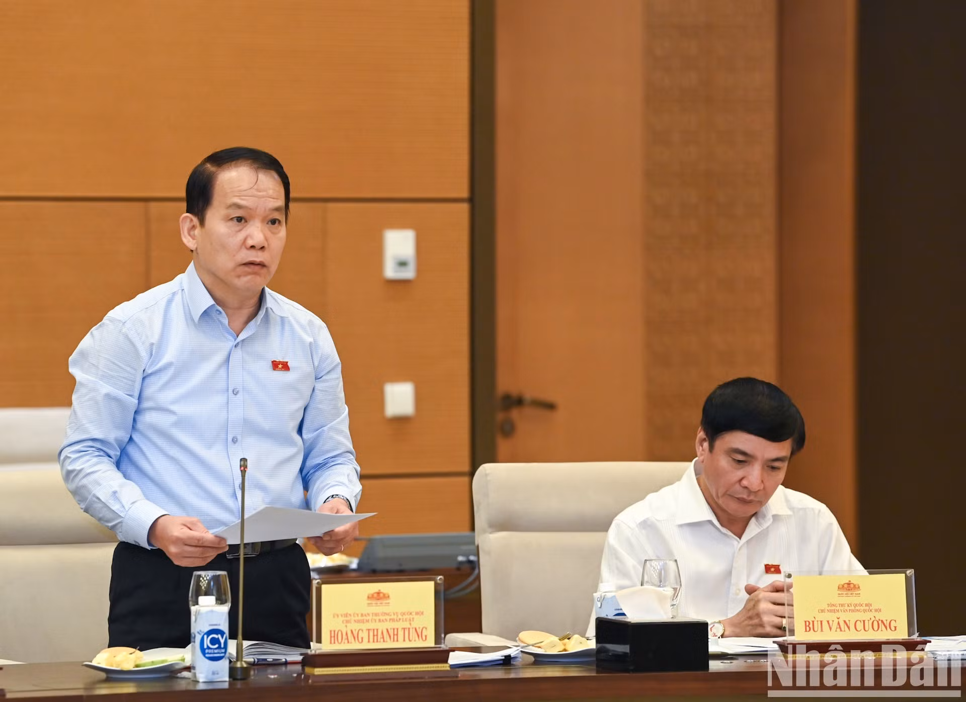 El jefe de la Comisión de asuntos jurídicos, Hoang Thanh Tung, presenta un informe.