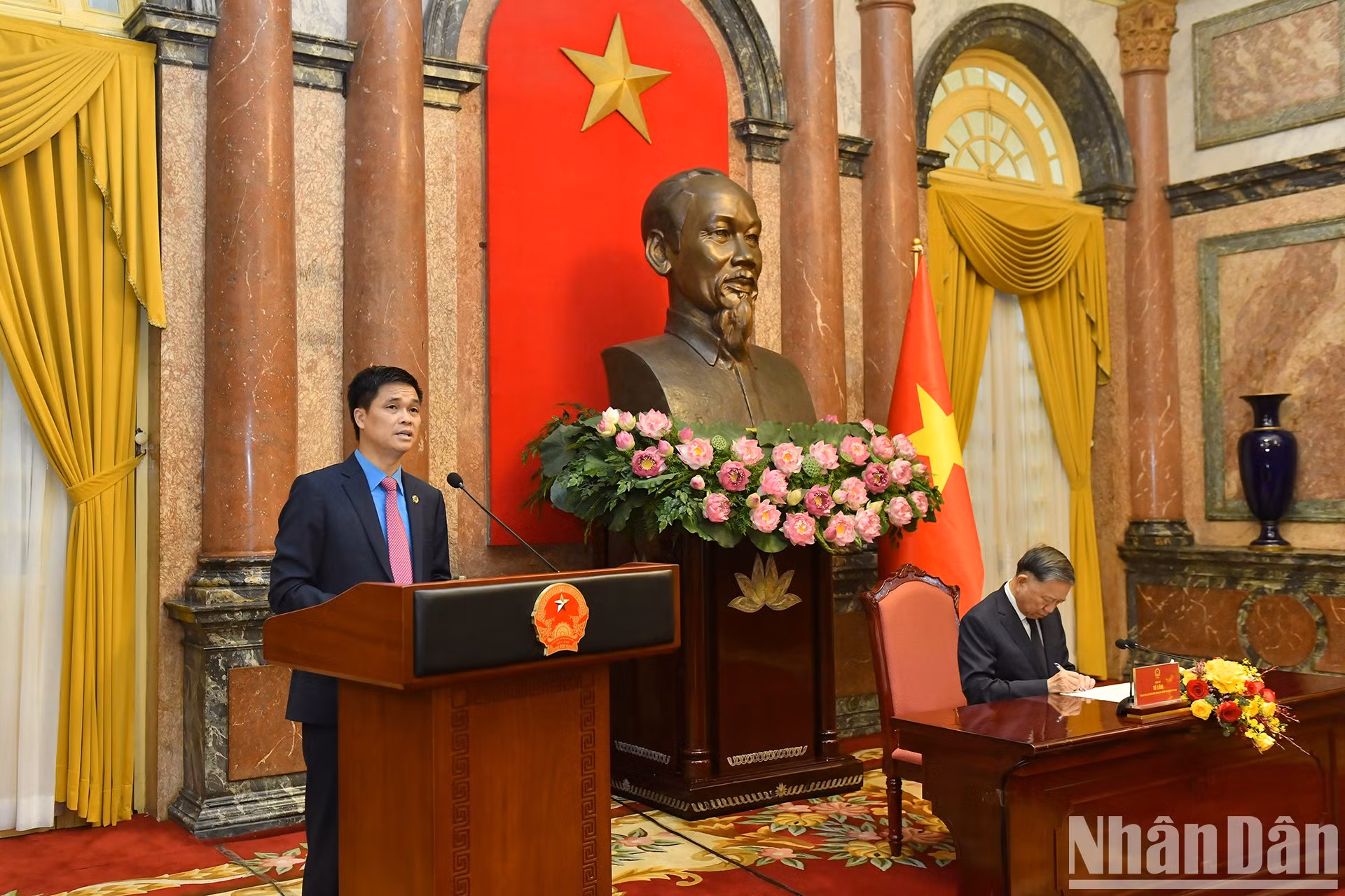 El vicepresidente de la Confederación General del Trabajo de Vietnam, Ngo Duy Hieu, presenta un informe. El vicepresidente de la Confederación General del Trabajo de Vietnam, Ngo Duy Hieu, presenta un informe.