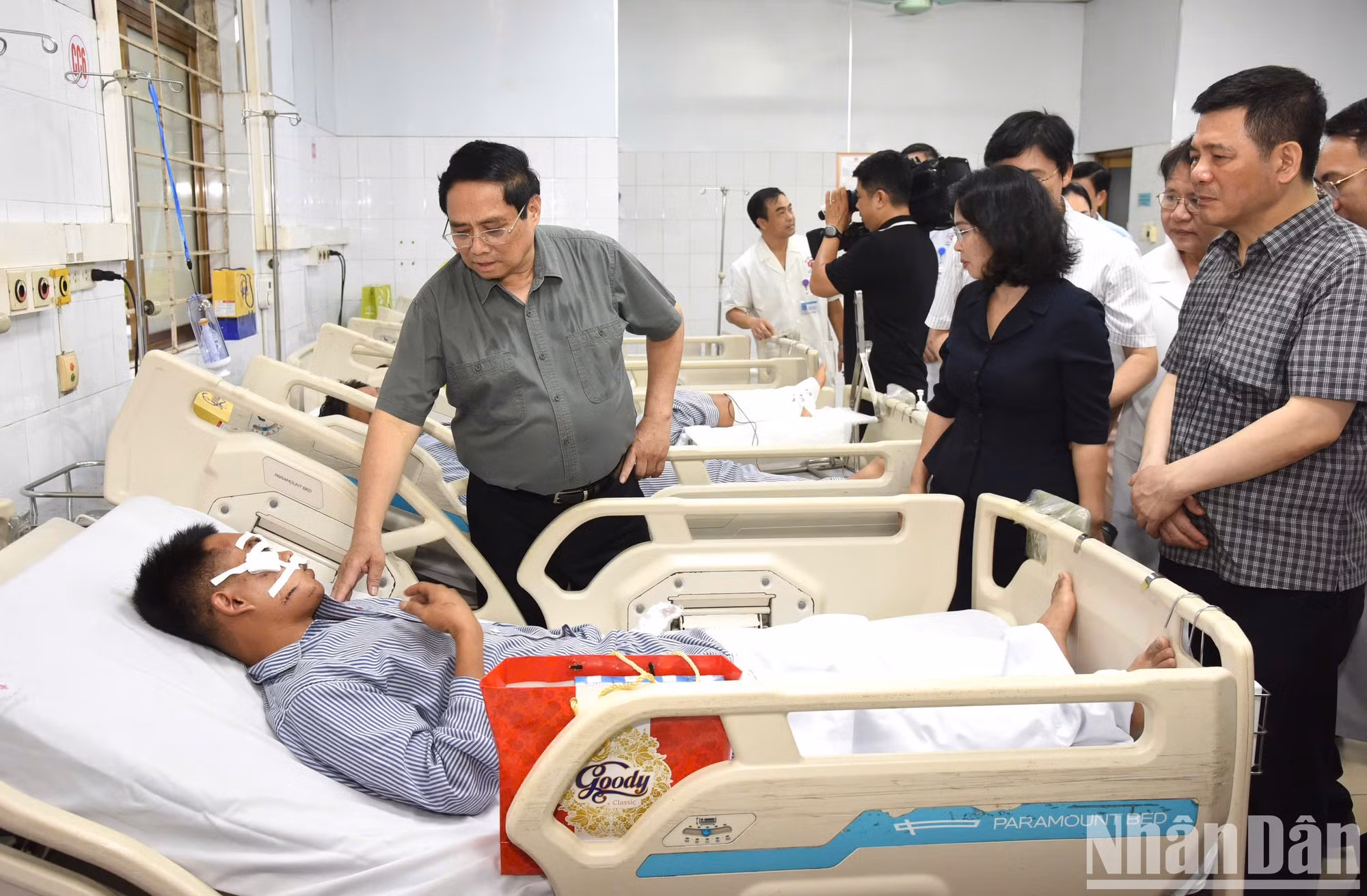 El premier vietnamita visita a los pacientes, que están siendo tratados en el Hospital General de Quang Ninh. El premier vietnamita visita a los pacientes, que están siendo tratados en el Hospital General de Quang Ninh.