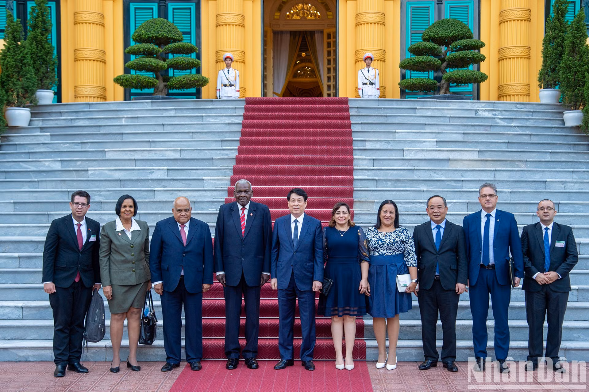 El jefe de Estado vietnamita, Luong Cuong, el presidente de la Asamblea Nacional de Cuba, Esteban Lazo Hernández, y delegados en el acto.