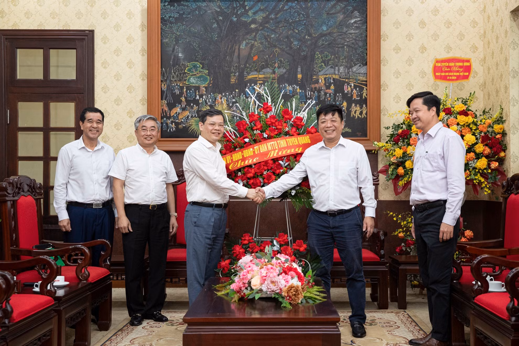 [Foto] Entidades visitan y felicitan al periódico Nhan Dan por Día de Prensa Revolucionaria