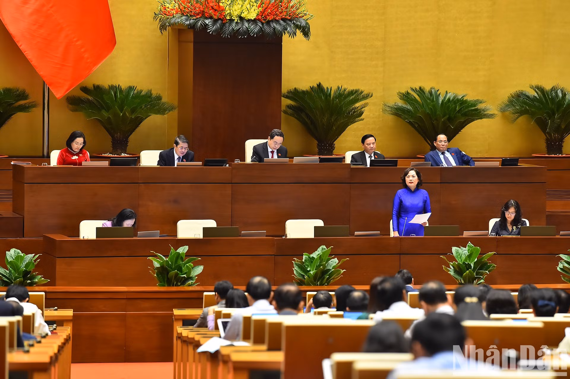 La gobernadora del Banco Estatal de Vietnam, Nguyen Thi Hong, responde a las preguntas de los diputados. La gobernadora del Banco Estatal de Vietnam, Nguyen Thi Hong, responde a las preguntas de los diputados.