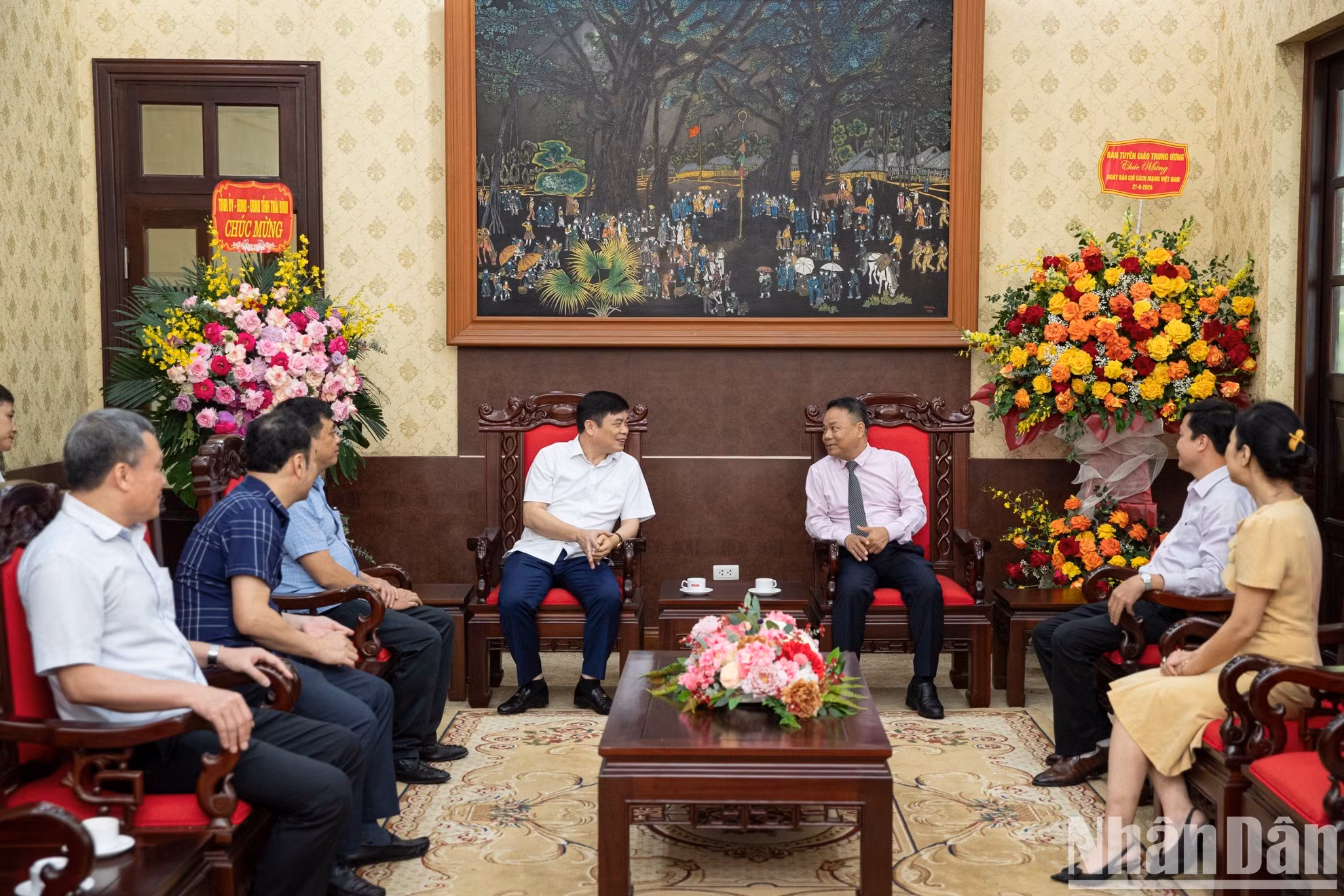 Pham Van Nghiem, vicepresidente del Comité Popular de la provincia de Thai Binh, felicita a los dirigentes, reporteros y editores de Nhan Dan. Pham Van Nghiem, vicepresidente del Comité Popular de la provincia de Thai Binh, felicita a los dirigentes, reporteros y editores de Nhan Dan.