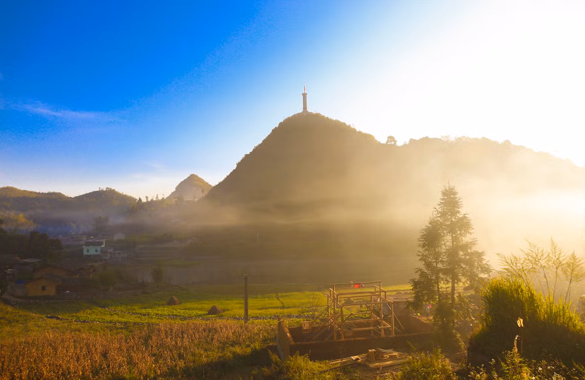 Dong Van tiene una superficie de dos mil 356 kilómetros cuadrados repartidos en los distritos de Quan Ba, Yen Minh, Dong Van y Meo Vac. Situada entre los 1400 y los 1600 metros de altura sobre el nivel de mar, este lugar conserva vestigios de las actividades tectónicas de la corteza terrestre hace decenas de millones de años. El asta de bandera de Lung Cu en el distrito de Dong Van (en la foto) marca el extremo más al norte de Vietnam.