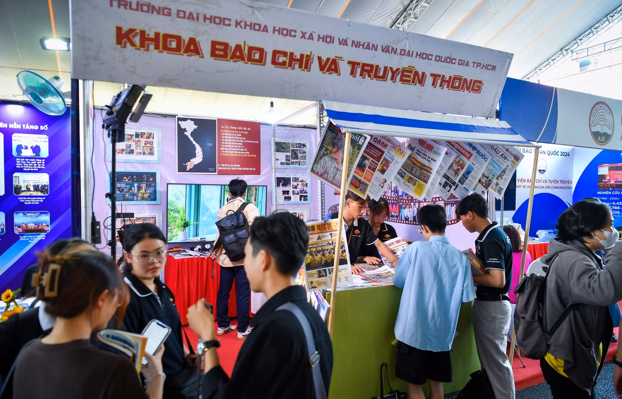 El stand de la Facultad de Periodismo y Comunicación de la Universidad de Ciencias Sociales y Humanidades de Ciudad Ho Chi Minh.
