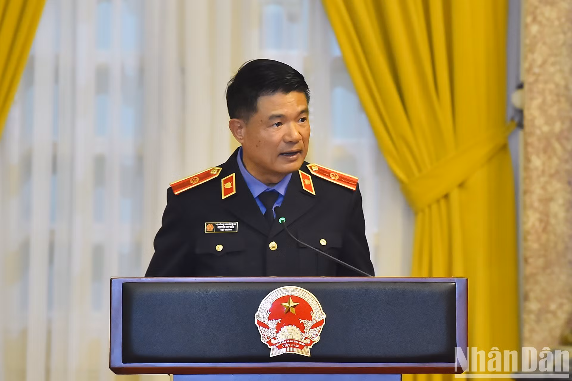 El fiscal general, Tran Hai Quan, presta juramento en nombre de los funcionarios designados., Nguyen Huy Tien, habla en la ceremonia. El fiscal general, Tran Hai Quan, presta juramento en nombre de los funcionarios designados., Nguyen Huy Tien, habla en la ceremonia.