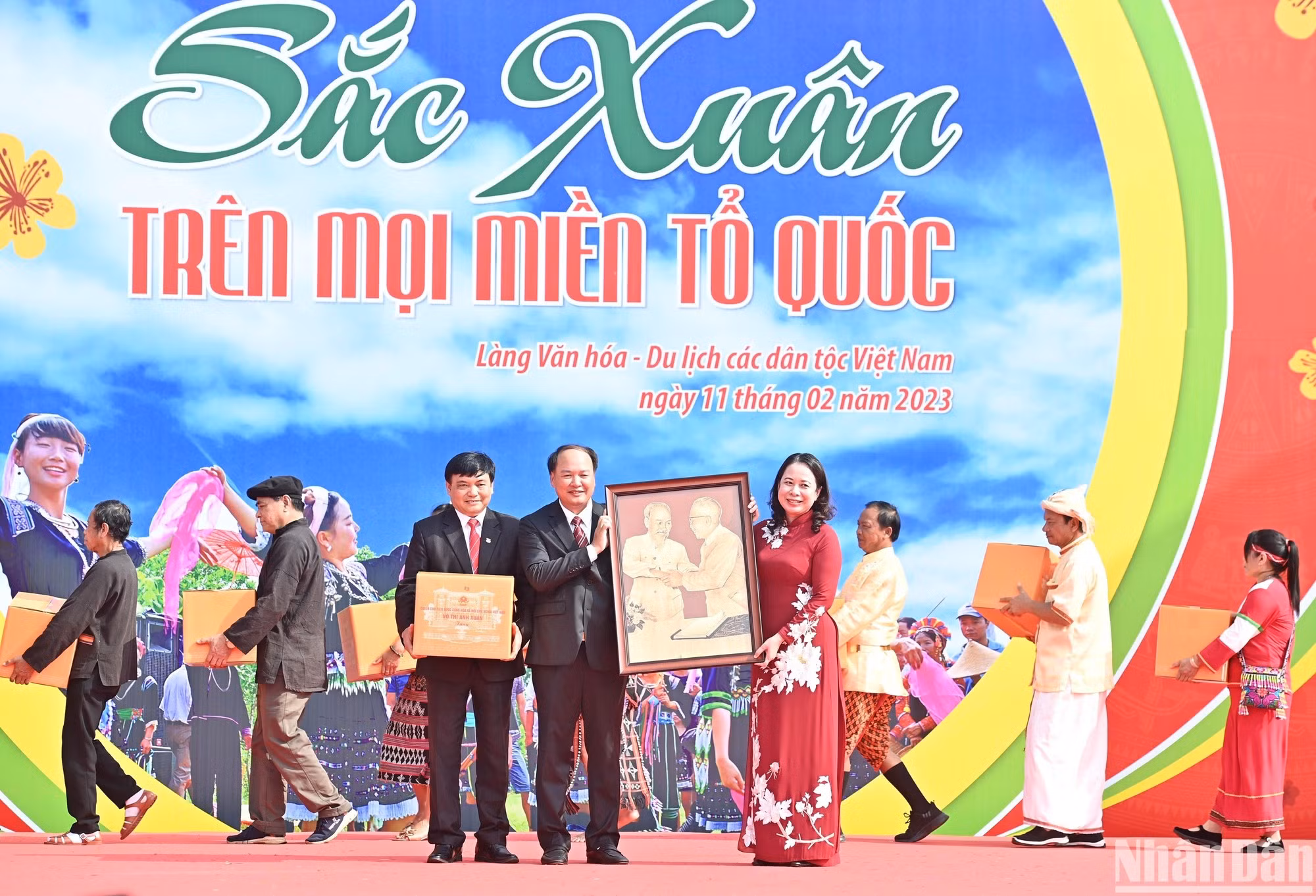 Anh Xuan otorga obsequios a la Junta Directiva de la Aldea de Cultura y Turismo de las Etnias Minoritarias de Vietnam.