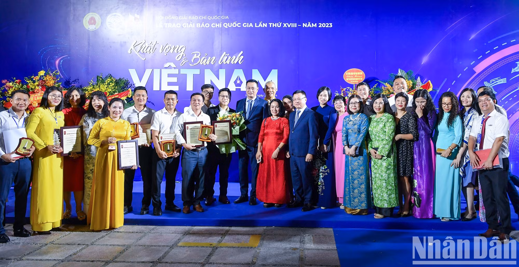 El presidente-editor del periódico Nhan Dan (Pueblo), subjefe de la Comisión de Comunicación y Educación del Comité Central del Partido y titular de la Asociación de Periodistas de Vietnam, Le Quoc Minh, y los autores premiados.