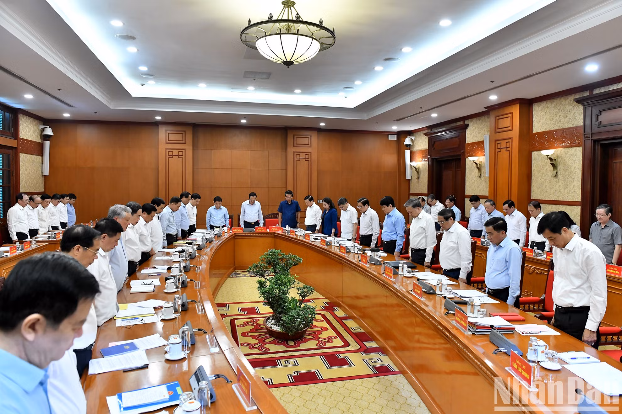Los dirigentes del Partido y del Estado y los delegados guardan un minuto de silencio en memoria del difunto secretario general del Partido Comunista de Vietnam (PCV), Nguyen Phu Trong.