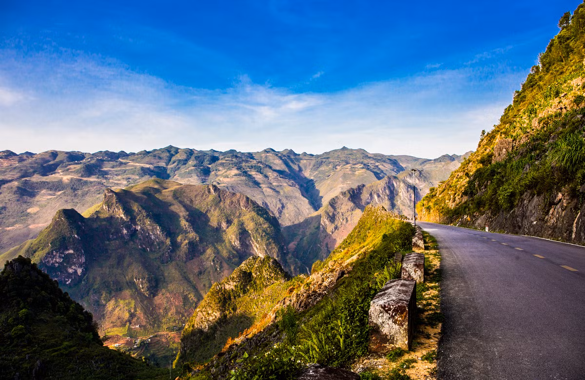 Una sección Ma Pi Leng, uno de los cuatro grandes pasos de montaña del país indochino, ubicado a una altitud de mil 200 metros sobre el nivel del mar. Desde lo alto pueden admirarse el río de Nho Que, que con su poética belleza hace resaltar el espléndido paisaje natural con sus aguas verde esmeralda.