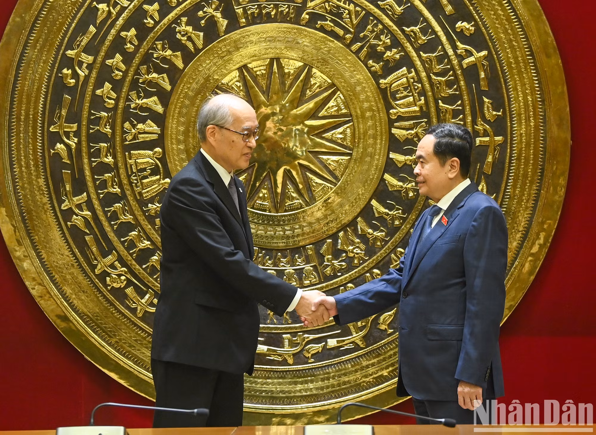 El titular de la Asamblea Nacional vietnamita, Tran Thanh Man, y el presidente del máximo tribunal de China, Zhang Jun.