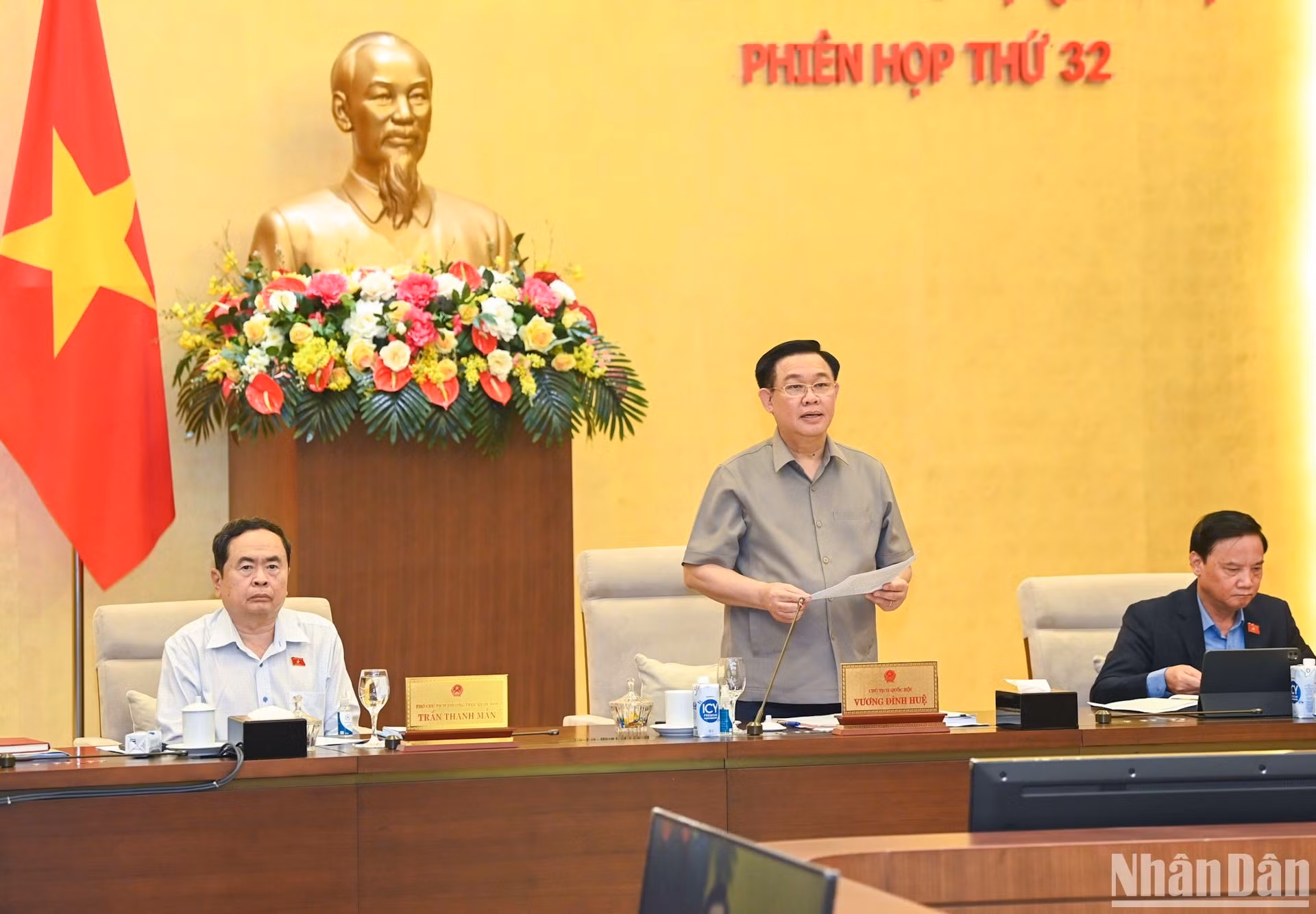 El presidente de la Asamblea Nacional vietnamita, Vuong Dinh Hue, pronuncia un discurso de apertura.