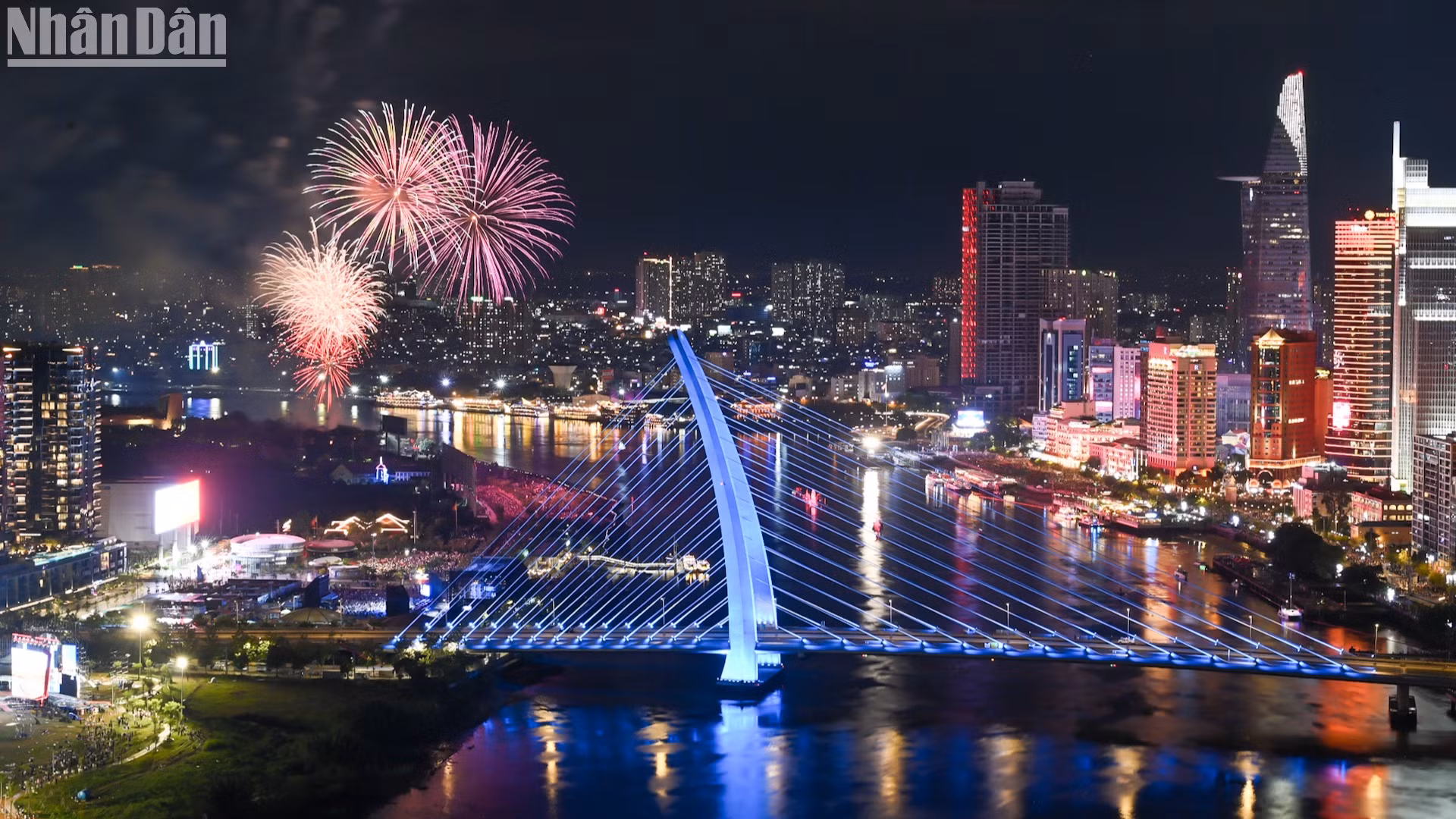[Foto] Fuegos artificiales brillan en el río Saigón en el 50 aniversario de la Reunificación Nacional