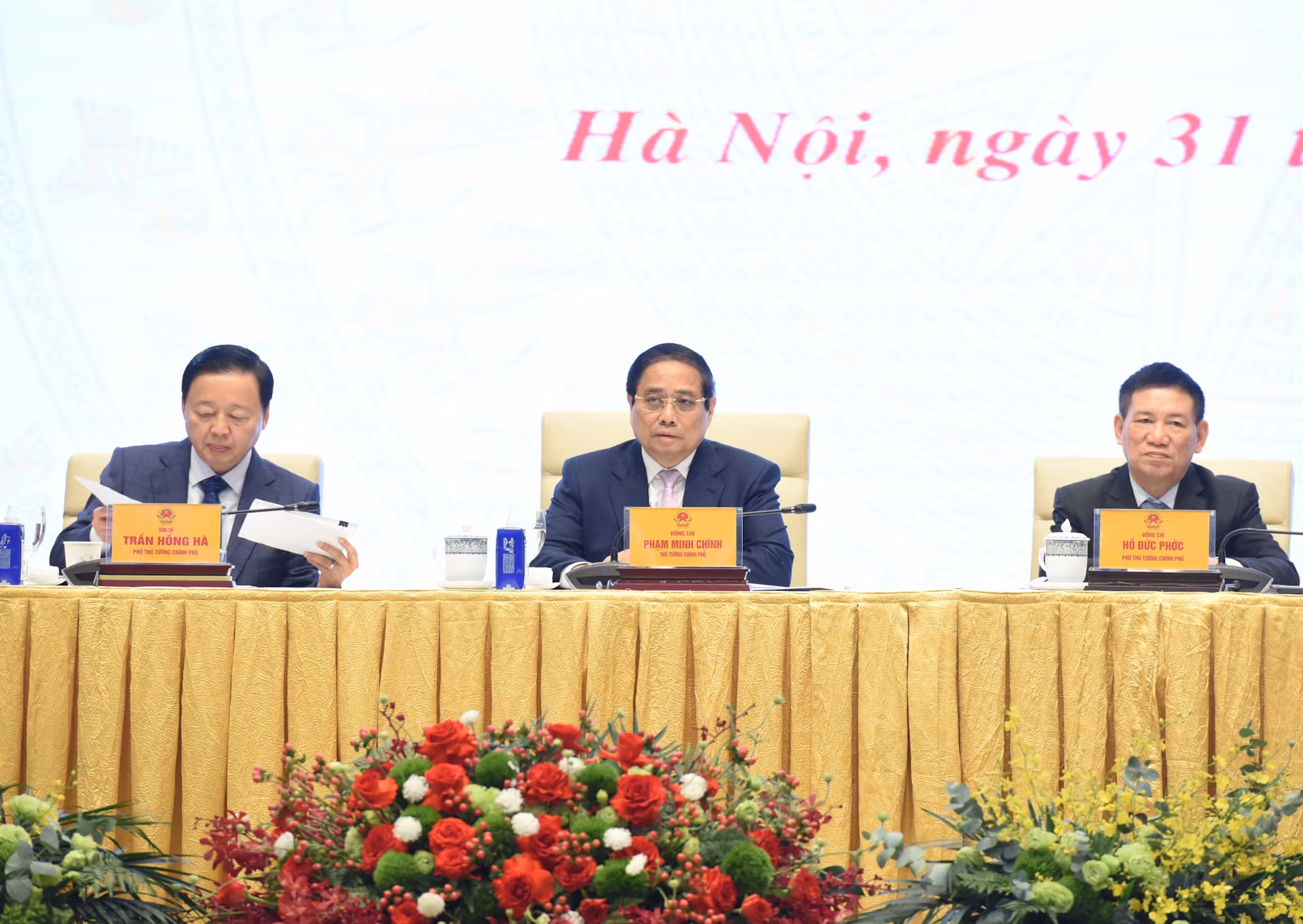 [Foto] Premier vietnamita dialoga con empresas y asociaciones empresariales