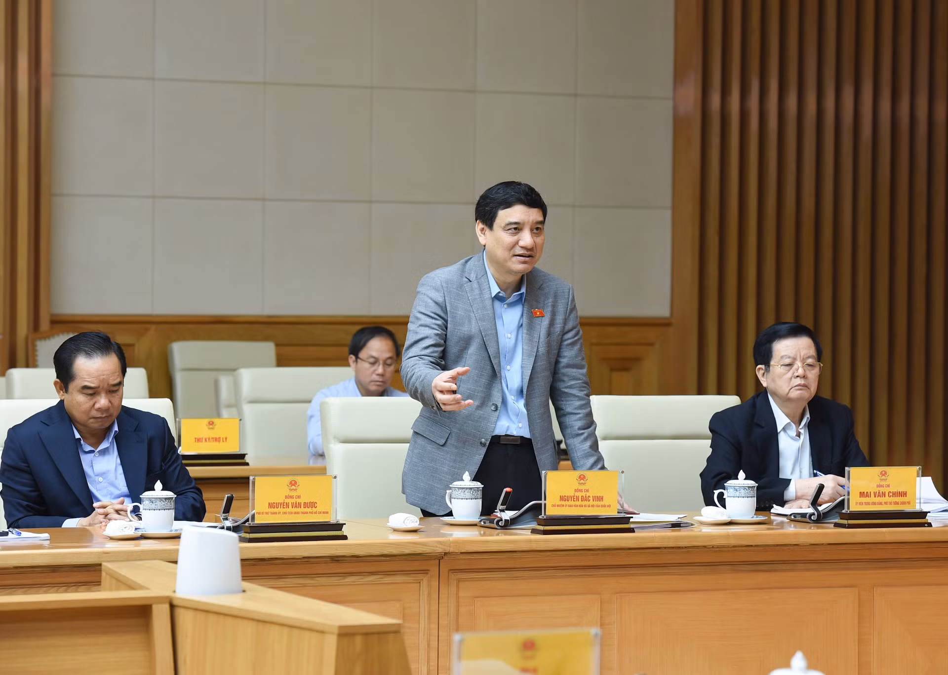 El jefe del Comisión de Cultura y Asuntos Sociales de la Asamblea Nacional, Nguyen Dac Vinh, interviene en el acto.