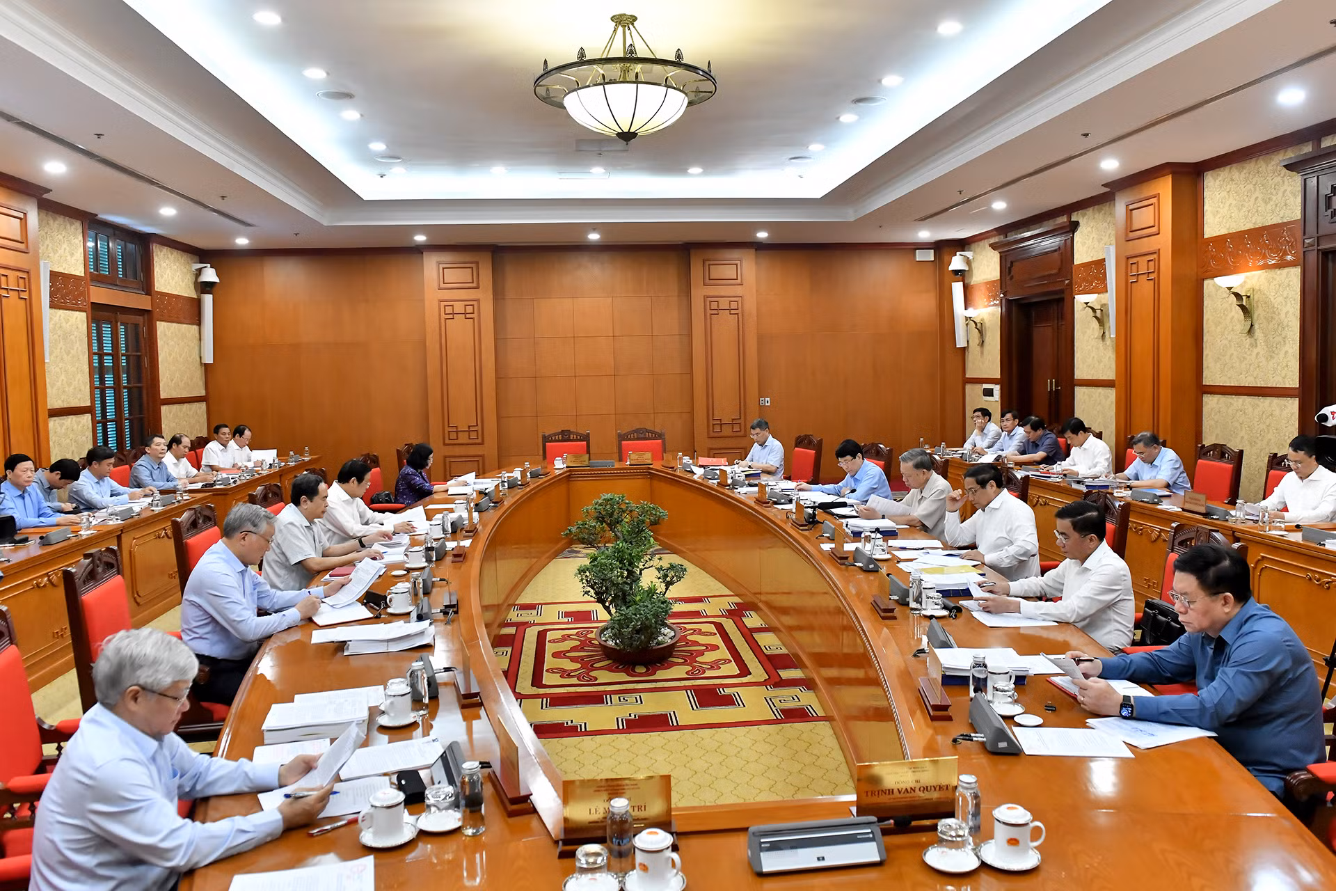 [Foto] Máximo dirigente vietnamita preside reunión del Buró Político sobre construcción y desarrollo de ciudad vietnamita