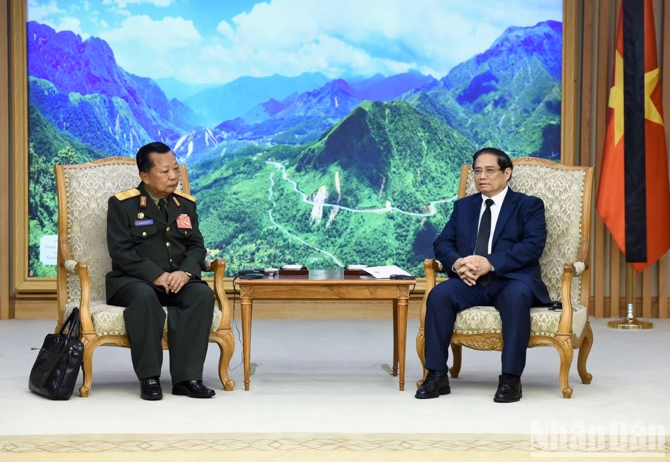 Minh Chinh recibe al general Chansamone Chanyalath, vicepremier y ministro de Defensa de Laos.
