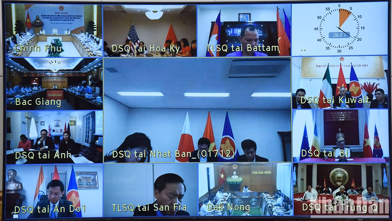 La Conferencia se transmite en vivo a las sedes de los comités populares de las provincias y ciudades subnacionales y cuenta con la asistencia en línea de 94 embajadores vietnamitas, jefes de misión y consejeros comerciales en el extranjero.