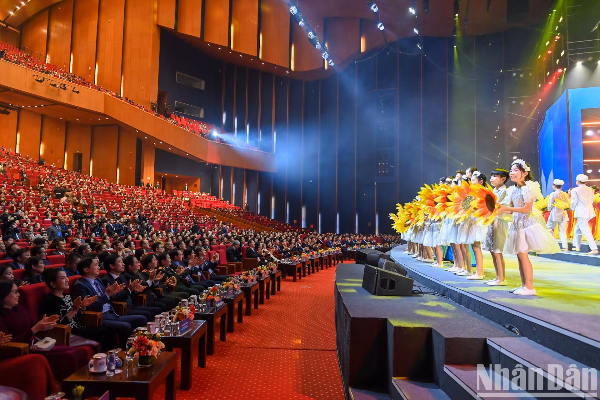 La ceremonia se celebra solemnemente en el Centro Nacional de Convenciones, en Hanói. La ceremonia se celebra solemnemente en el Centro Nacional de Convenciones, en Hanói.