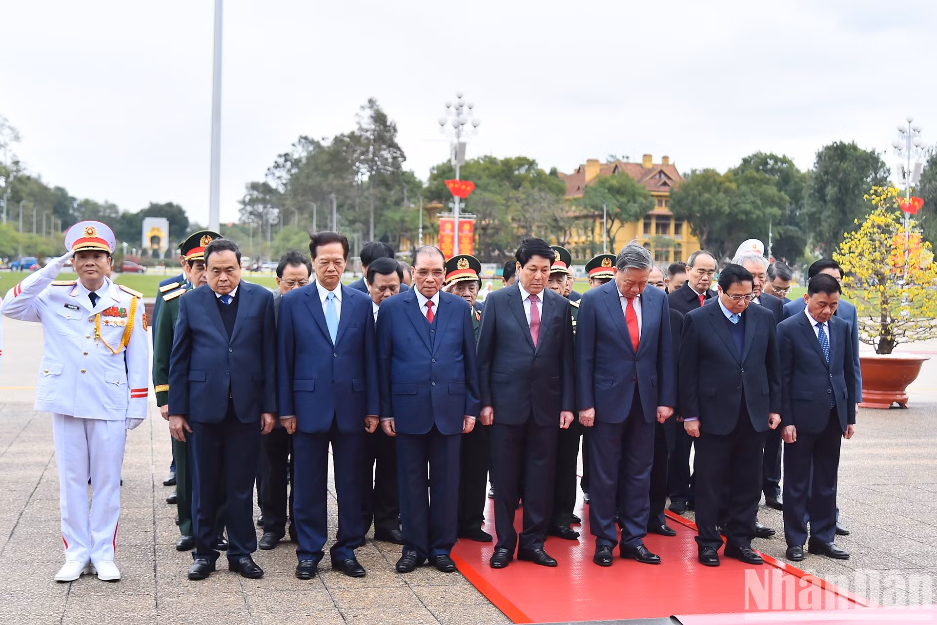 Los actuales y antiguos dirigentes del Partido y del Estado rinden homenaje al Presidente Ho Chi Minh. Los actuales y antiguos dirigentes del Partido y del Estado rinden homenaje al Presidente Ho Chi Minh.