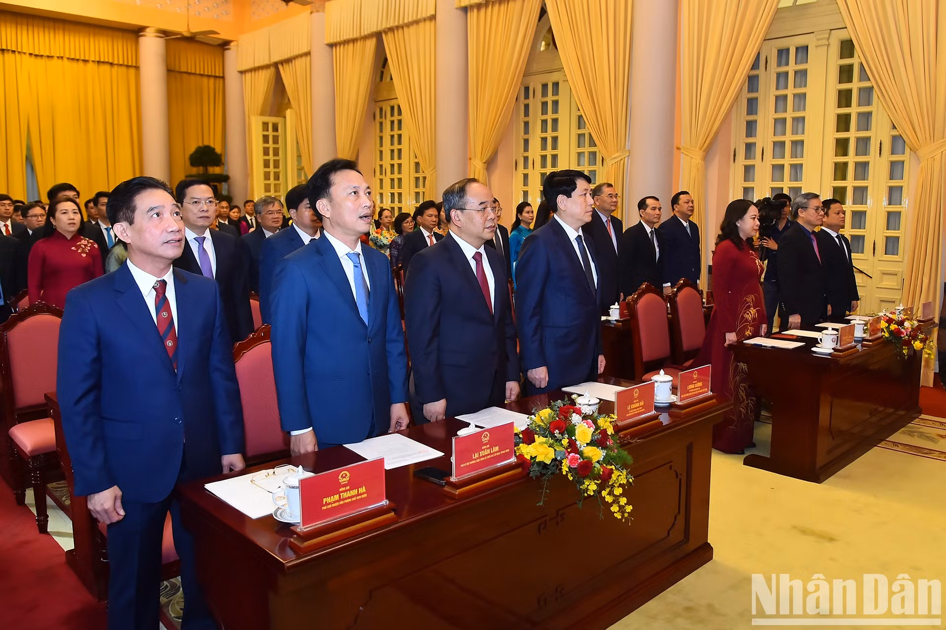 El presidente de Vietnam, Luong Cuong, y los delegados realizan ceremonia de izamiento de bandera. El presidente de Vietnam, Luong Cuong, y los delegados realizan ceremonia de izamiento de bandera.