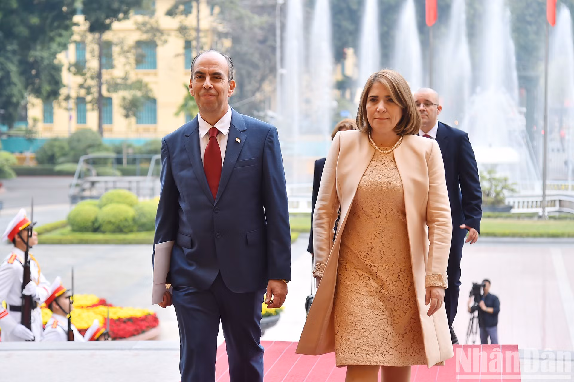 El embajador de Cuba en Vietnam, Rogelio Polanco Fuentes, y su esposa, en el Palacio Presidencial.