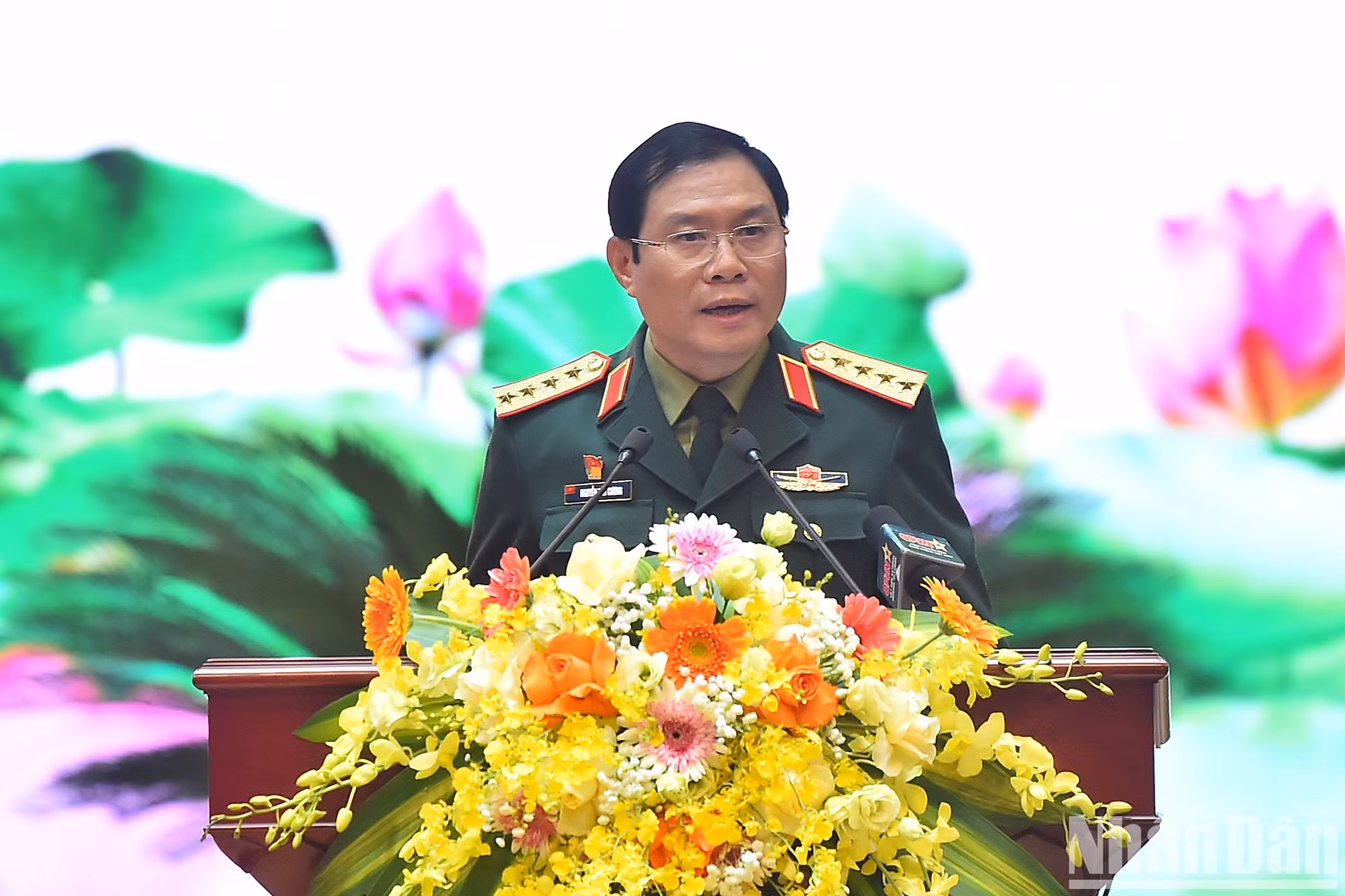 El general Nguyen Tan Cuong, jefe del Estado Mayor General del Ejército Popular de Vietnam, presenta un informe. El general Nguyen Tan Cuong, jefe del Estado Mayor General del Ejército Popular de Vietnam, presenta un informe.