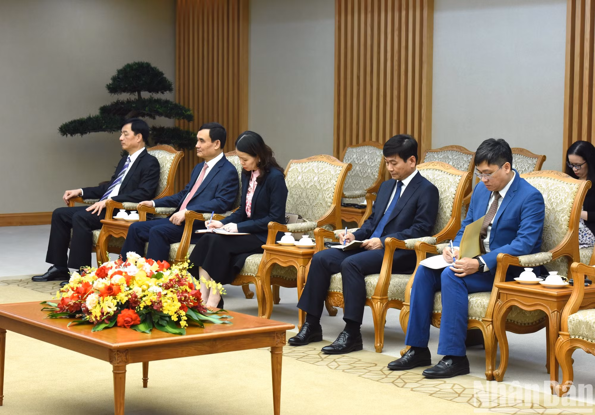 Representantes de los ministerios, departamentos y sectores del Gobierno vietnamita.